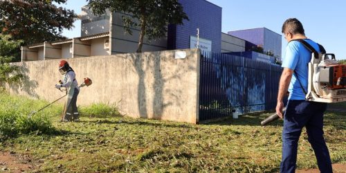 Prefeito Marçal Filho e primeira-dama Patrícia apoiam na roçada do Centro Viva Mulher. Foto: A. Frota