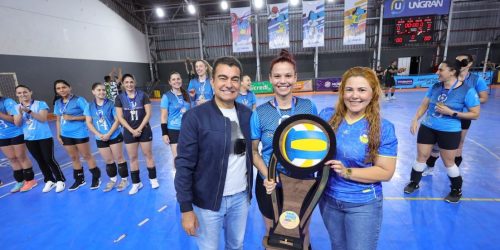 Prefeito Marçal Filho e a diretora da Funed Giselly Amaral entregaram troféu e medalhas às equipes vencedoras. Foto: A. Frota