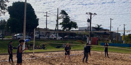 Disputa das finais do I Torneio de Vôlei de Areia da Páscoa em Dourados. Divulgação/Assecom