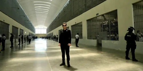 Matt Gaetz está num setor de Cecot, ladeado em ambos os lados por celas agrupadas contendo prisioneiros que as autoridades de El Salvador chamam de “os piores dos piores”. Cortesia Damian Merlo