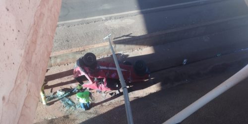 Equipes da CCR MS Via no local onde o carro caiu; Fotos: Leandro Holsbach/Alerta Dourados