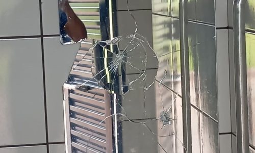  No Campo Zé Tabela, vândalos quebraram espelho do banheiro e destruíram parte do alambrado. Foto: Divulgação/Assecom